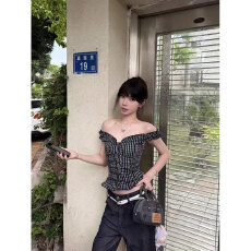 批发小众百搭复古辣妹格纹一字肩露肩短款衬衫上衣女