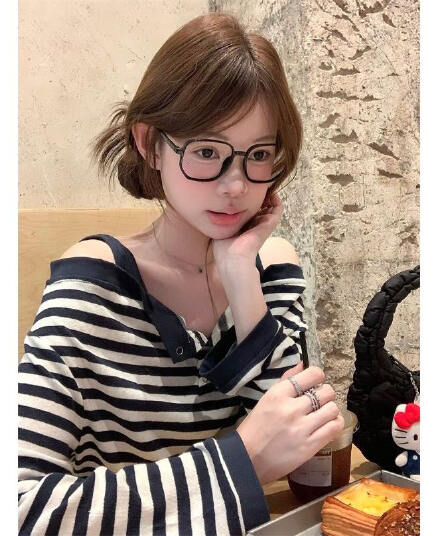 페이크 레이어드 오프숄더 스트라이프 긴팔 티셔츠 여성 가을 새로운 핫걸 바람 레트로 몸매 가꾸기 슬림해 보이는 맨위
