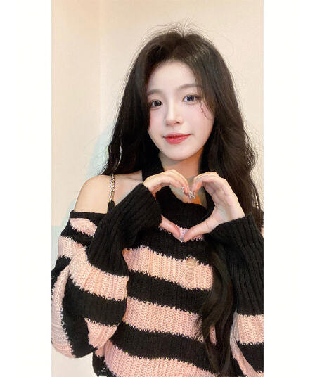 부드러운 바람 분말 블랙 스트라이프 니트 스웨터 여성 달콤함 새로운 루즈핏 오프숄더 체인 쇼트 스타일 찢어진 부분 스웨터 겨울