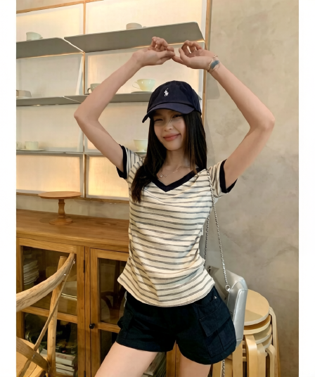 송 긍정적 인 En 블루 스트라이프 V넥 긍정적 인 어깨 반팔 티셔츠 여성 여름 새로운 몸매 가꾸기 슬림해 보이는 다용도 반소매 작은 맨위