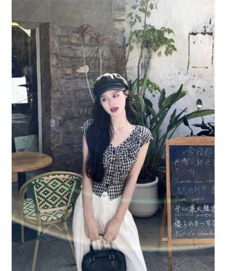 셔틀 직물 홍콩 느낌 흑인과 백인 체크무늬 V넥 민소매 셔츠 여름 빅 사이즈 몸매 가꾸기 슬림해 보이는 쇼트 스타일 맨위