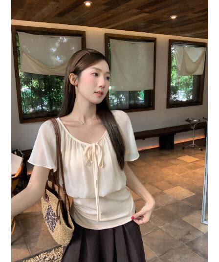 우 77 얕은 살구 색상 페이크 레이어드 패치워크 레이스업 V넥 연꽃 잎 소매 여성 셔츠 여름 허리 수축 슬림해 보이는 품격 맨위