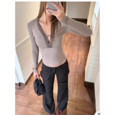 批发WITHMIN v领钉珠修身<b class='q'>长袖</b>女秋季新款复古修身显瘦内搭打底衫女装