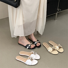 批发米庭夏季露趾一字凉拖鞋女2026小锁扣纹理外穿<b class='q'>百搭</b>平底拖鞋度假风