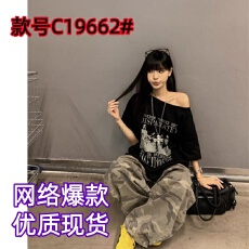 批发美式涂鸦人像黑色斜肩短袖t恤女夏季宽松设计高级感一字露肩上衣