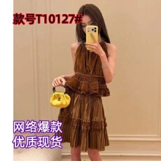 批发“焦糖奶油蛋糕”挂脖露背上衣 <b class='q'>蓬蓬</b>半裙丝绒套装