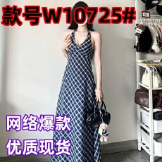 批发设计感高级2026年新款法式V领蓝色挂脖格子吊带<b class='q'>连衣裙</b>气质<b class='q'>长裙</b>子