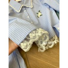 批发文艺小清新拼接蕾丝<b class='q'>甜美</b>花朵刺绣正肩短款衬衫女INS独特上衣