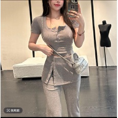 批发方领<b class='q'>t</b><b class='q'>恤</b>短袖2026新款夏<b class='q'>装</b>短款搭配高腰阔腿<b class='q'>裤</b><b class='q'>上衣</b>服洋气显瘦小衫
