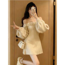 批发松弛风露肩纯色连衣<b class='q'>裙</b>2026新款女法式一字肩泡泡袖米色针织连衣<b class='q'>裙</b>