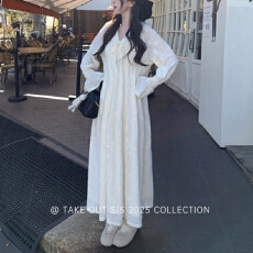 批发白色加绒提花分割<b class='q'>连衣裙</b>褶皱收腰长裙