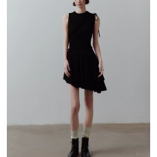 批发空中芭蕾_蓬松轻柔触感_解构设计感_纯黑/云雾白不对称针织<b class='q'>连衣裙</b>