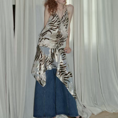 批发假日浪漫风重工烧花斑马纹荡领褶皱不对称吊带连衣裙女