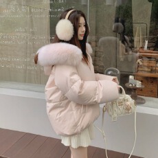 批发粉色狐狸大毛领连帽短款<b class='q'>羽绒服</b><b class='q'>女</b>2025年冬季韩版宽松加厚保暖外套