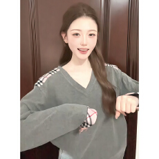 批发德绒秋冬缪尔手记宽松内搭打底衫上衣V领格纹拼接长袖<b class='q'>T</b><b class='q'>恤</b>女