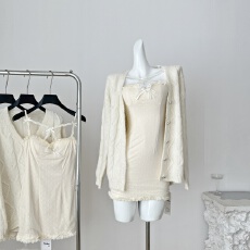 批发SISI JIANG“杏仁草莓奶霜”甜美少女秋季慵懒感百搭宽松针织毛衣