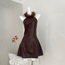 批发月亮Vera圣诞战裙PU皮<b class='q'>连衣裙</b>女秋冬新款圣诞裙高级感鸵鸟毛