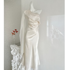 批发从一时刻【暮光】2026新款白色缎面斜肩<b class='q'>连衣裙</b>高级感飘带修身礼服