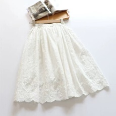 批发2026春夏新款小花刺绣<b class='q'>半身裙</b>女奶白色裙子日本森系文艺有内衬裙子