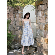 批发法式纯欲风蓝色碎花吊带连衣裙夏收腰高级感沙滩长裙