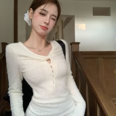 批发原版柔羽纱面料 设计感扭结镂空v领长袖T恤女秋<b class='q'>冬</b>修身打底衫上衣