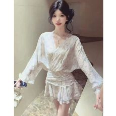 法式温柔风v领碎花连衣裙子女早秋季2026年新款独特漂亮绝美短裙