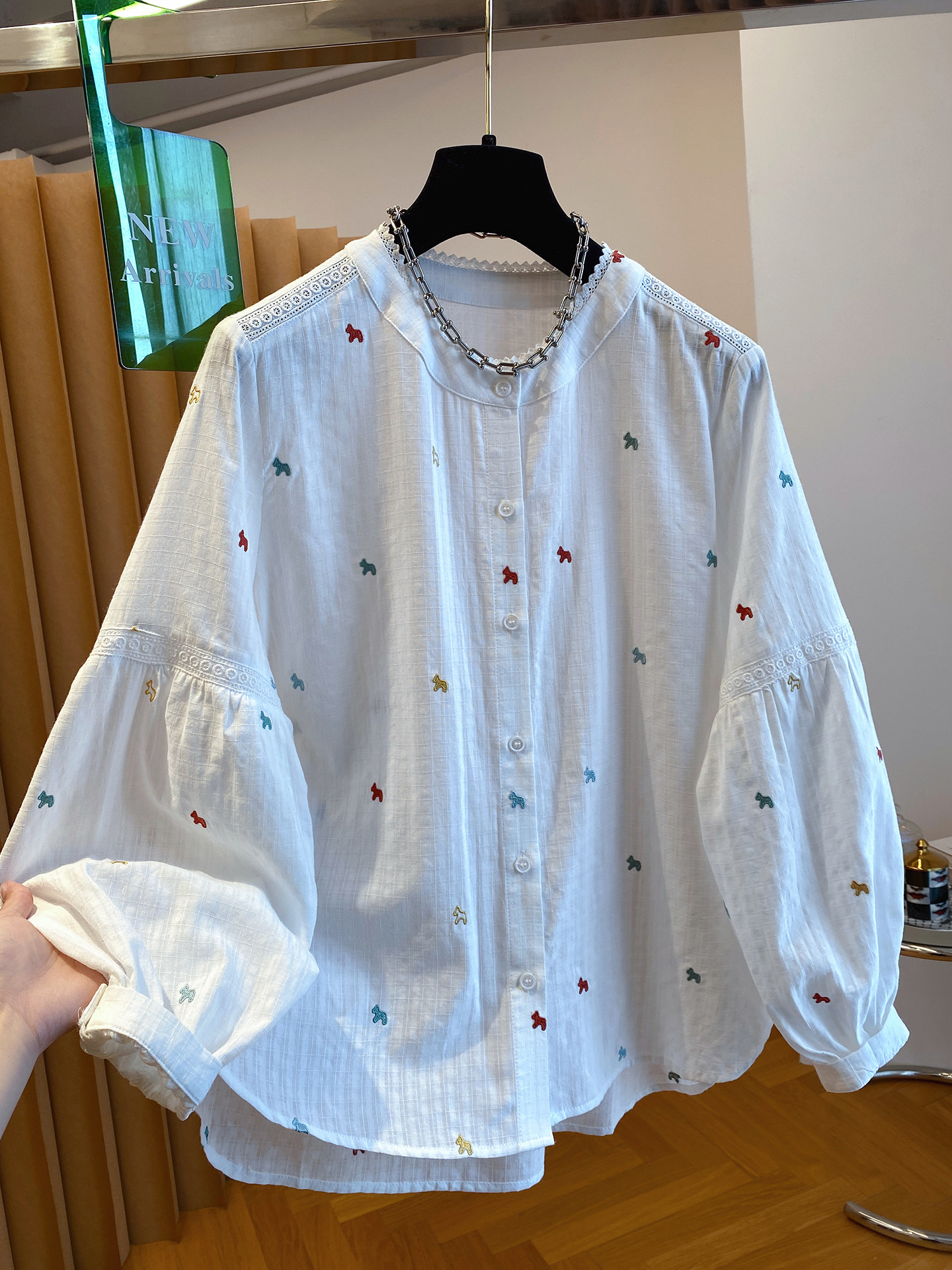 今年流行的白色小马刺绣衬衫女2026新款宽松长袖超好看全棉上衣春