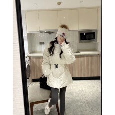 批发Chill巧儿 巴黎听雪 白色狐狸毛大毛领连帽收腰<b class='q'>中长款</b><b class='q'>羽绒服</b>外套