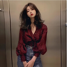 批发酒红色春秋季新款女装波点V领泡泡袖长袖衬衫小众上衣雪纺