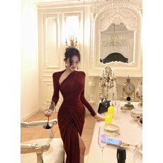 批发酒红色斜领<b class='q'>长袖</b><b class='q'>连衣</b>裙女冬季褶皱收腰修身裙子御姐风开叉