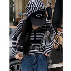 批发<b class='q'>条纹</b>连帽长袖<b class='q'>T</b><b class='q'>恤</b>女早秋季设计感小众修身