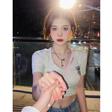 美式复古正肩V领短袖t恤女夏季2023新款高腰紧身露肚短款辣妹上衣