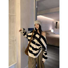 批发慵懒风复古撞色<b class='q'>条纹</b>斜肩针织衫女秋季宽松气质露肩<b class='q'>打底衫</b>休闲上衣