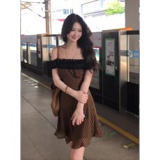 批发法式复古格纹木耳边方领短裙女无袖夏季新款度假风A字连衣裙