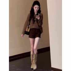 批发秋季流行穿搭一整套2025超火松弛感时尚镂空针织衫高腰<b class='q'>短裤</b>两件套