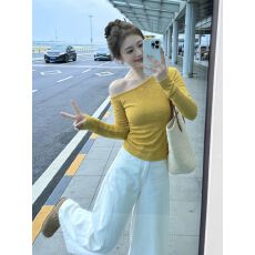 批发2026超火穿搭一整套早春韩系独特漂亮黄色斜肩<b class='q'>上衣</b>女裤子两件套装