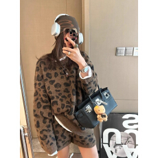 批发2025新款秋季搭配一整套时尚轻奢小个子棕色豹纹毛衣短裤两件套装