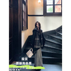 批发1只衮1Z1ZGUN德鲁<b class='q'>纳</b>少女原创正反两穿氛围感格<b class='q'>纹</b>连帽斗篷羊毛大衣
