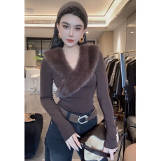 批发纯欲辣妹毛领拼接V领长袖T恤<b class='q'>女</b>秋冬新款设计感内搭修身<b class='q'>打底衫</b>上衣