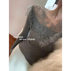 批发法式纯欲<b class='q'>甜美</b>风立体蕾丝拼接一字肩针织衫女秋冬修身毛衣打底衫