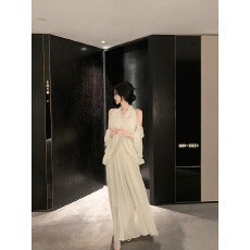 批发famouswang2026年春夏季新款气质温柔风仙仙法式露肩长款<b class='q'>连衣裙</b>女