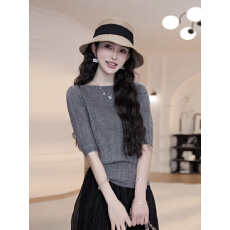批发YYstudio山茶花2026新款<b class='q'>春</b>夏简约一字领肌理感灰色针织中袖上衣女