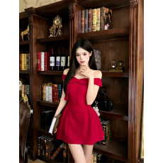 批发红色一字肩<b class='q'>连衣裙</b>子<b class='q'>女</b>夏季2026新款爆款巨好看轻熟小众不撞款短裙