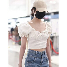 批发孔雪儿<b class='q'>明星</b><b class='q'>同款</b>短款别致上衣女春秋设计感小众法式泡泡袖方领衬衫