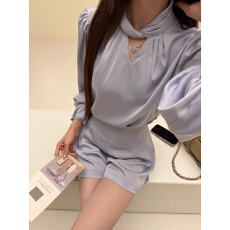 批发YIYIWANG 海盐遐想 纽结小V雾蓝缎面衬衫设计感<b class='q'>雪纺</b><b class='q'>衫</b>短<b class='q'>裤</b>套装