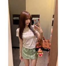 批发实拍实价~大码设计感彩色字母涂鸦印花正肩短袖T恤格子半裙套装女