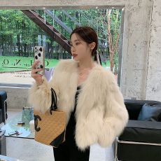 批发新款时尚V领名媛显瘦年轻短款仿狐狸毛<b class='q'>皮草</b>外套短小个子<b class='q'>海宁</b>