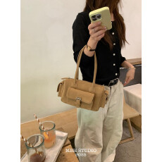 批发磨砂牛皮多口袋波士顿包<b class='q'>复古</b>休闲机车包大容量通勤保龄球单肩包