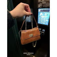 批发B家新款复古油蜡擦色牛皮链条小方包日常百搭斜挎手提包(配链条)