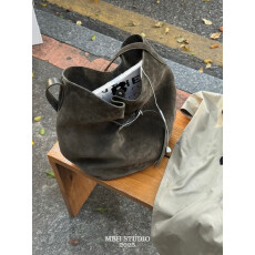 批发2025秋冬磨砂牛皮托特包百搭通勤皮带扣水桶包单肩包(大号)